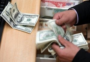 ABD'DEKI EKONOMIK KRIZIN ARDINDAN AVRUPA'DA ARTAN KAYGILARLA YUKSELISINI SURDUREN ABD DOLARI, OGLE SAATLERDE CUMAYA GORE YUZDE 2.5 ARTISLA EL DEGISTIRMEYE BASLADI. (ANADOLU AJANSI - RIZA OZEL) (20081006)