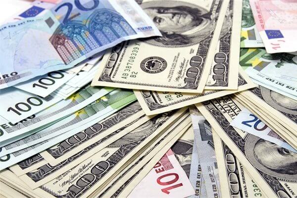 Dolar kazarırken, euro düştü