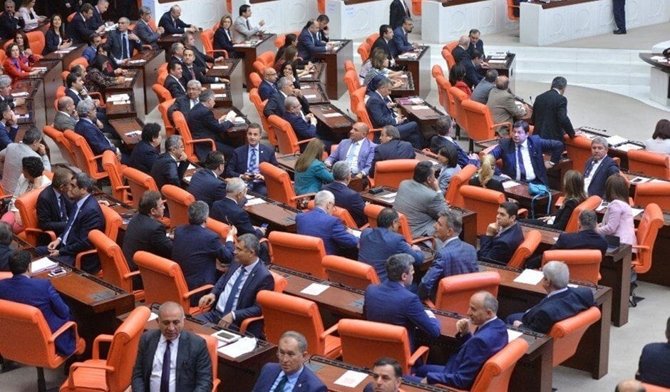 Dokunulmazlık teklifi referandumsuz kabul edildi