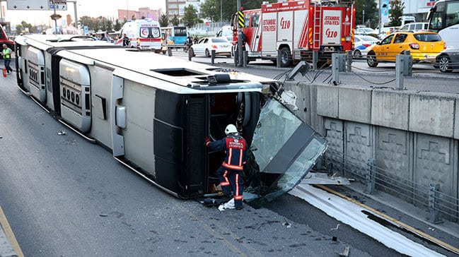 İstanbul’da metrobüs devrildi: 10 yaralı