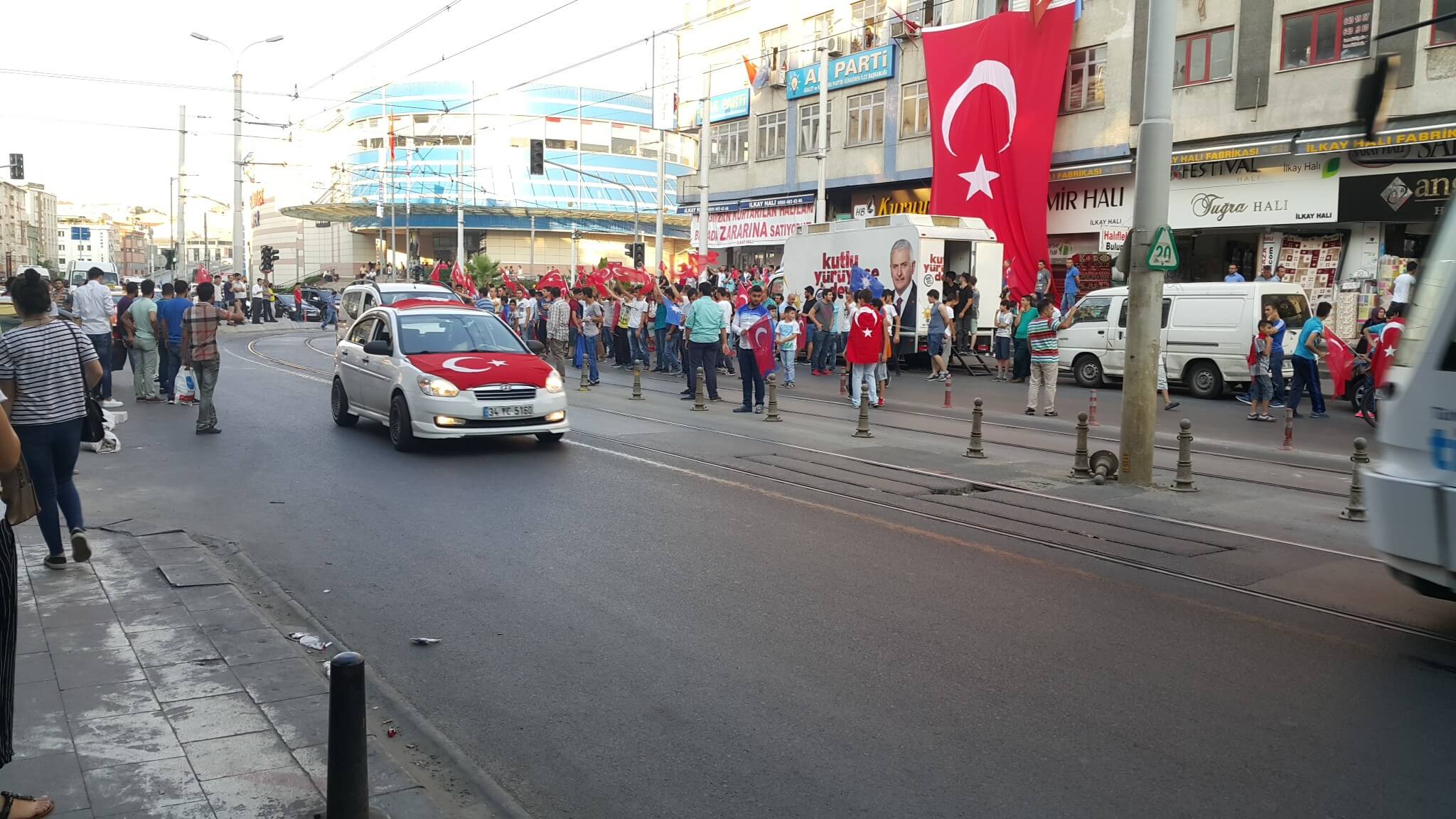 Ak Parti Darbeye hayır için bugün de sokaklarda