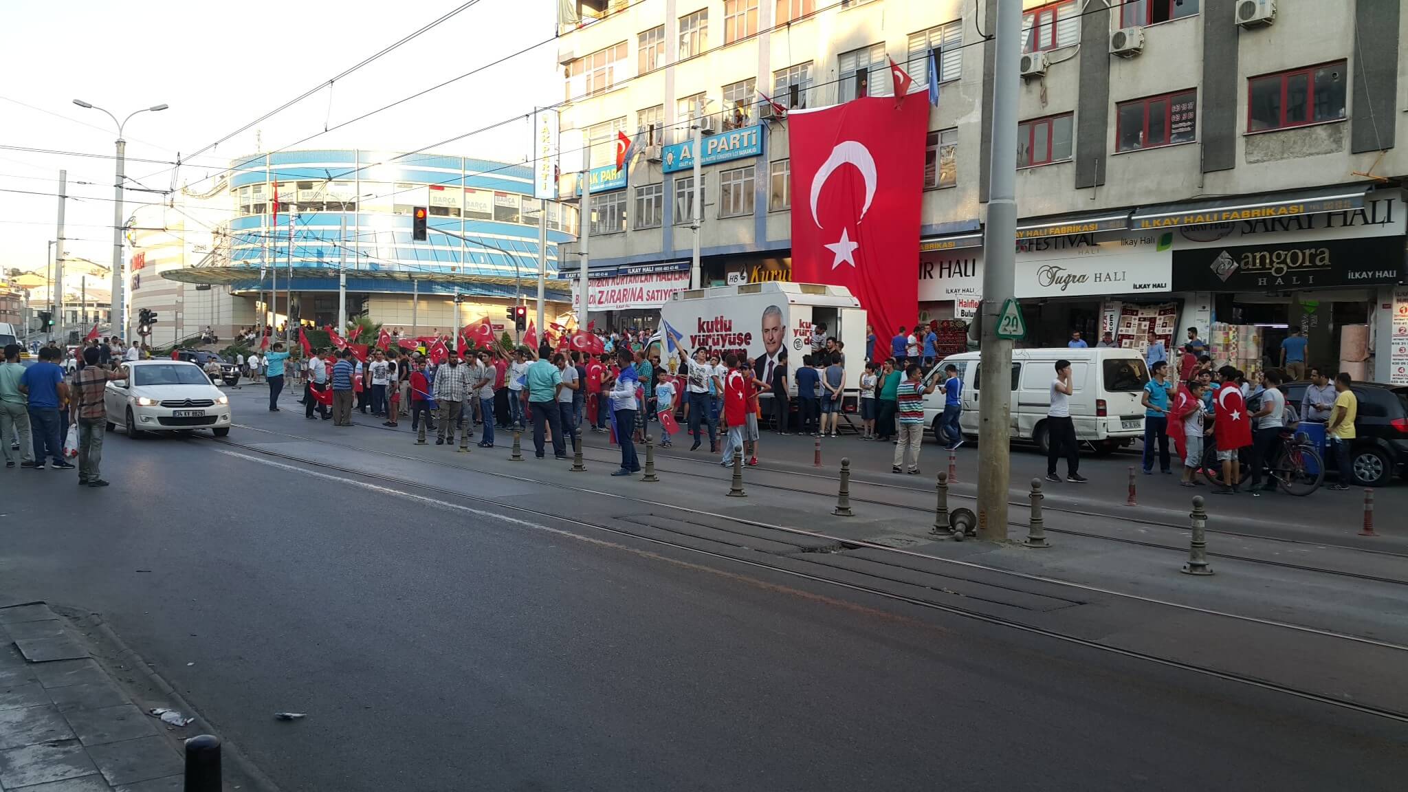 Ak Parti Darbeye hayır için bugün de sokaklarda